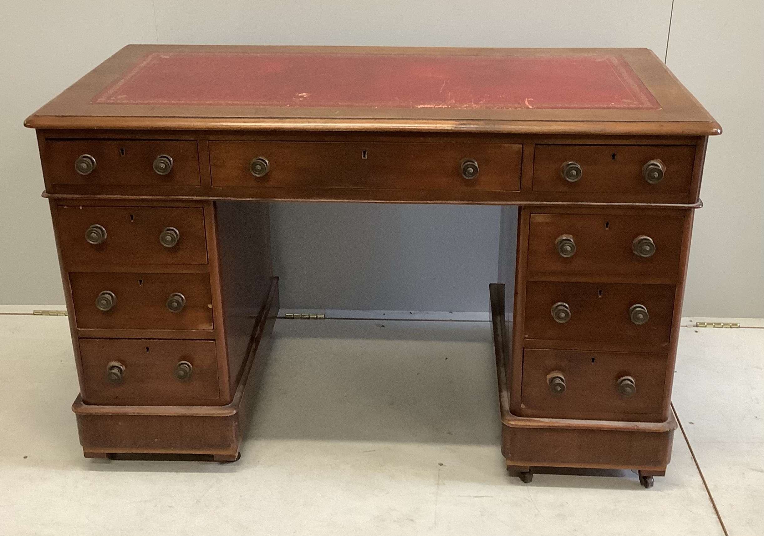 A Victorian mahogany pedestal desk, width 119cm, depth 57cm, height 76cm